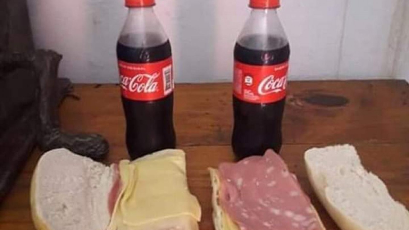 Quiso sorprender a su novia con un sandwich y una coca, pero ella lo dejó por pobre